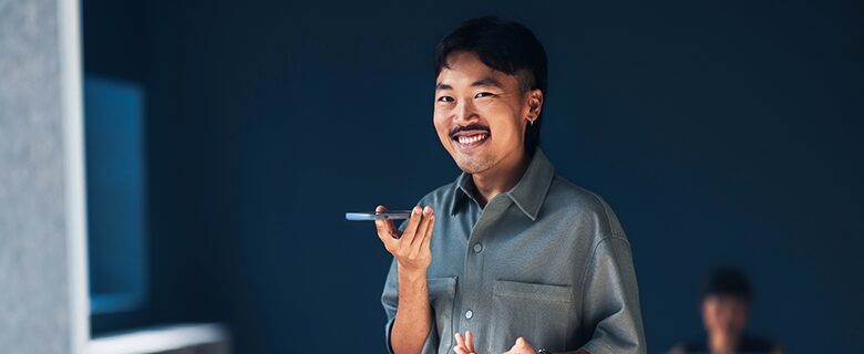 Homme dans un bureau avec son téléphone dans la main