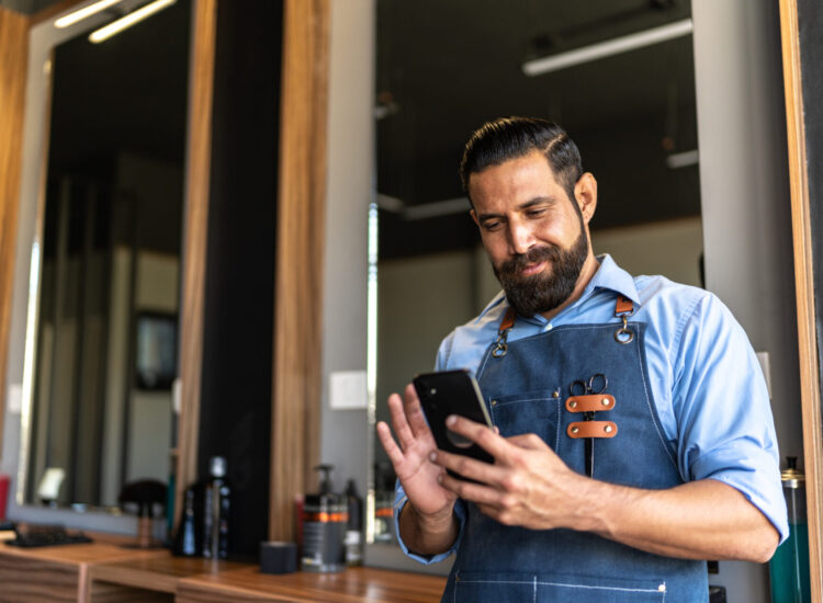 barbier sur son téléphone