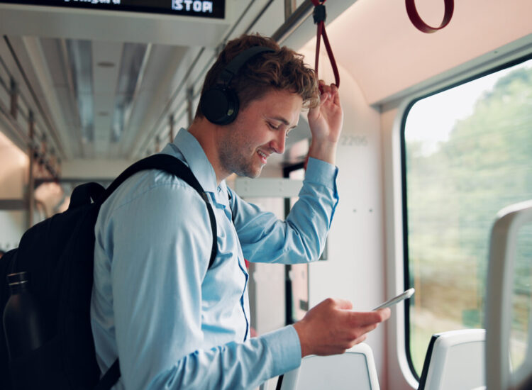 Travailleur sur son téléphone dans le métro