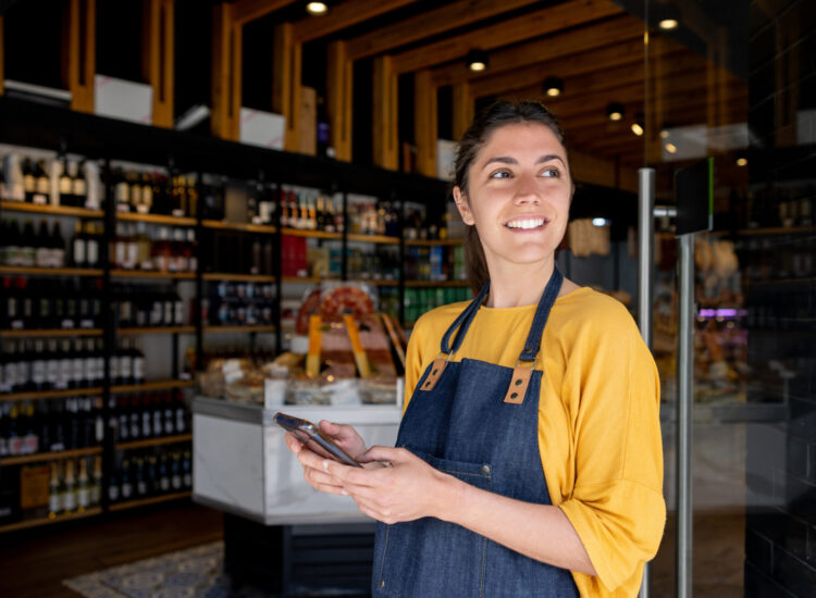 commerçante au téléphone