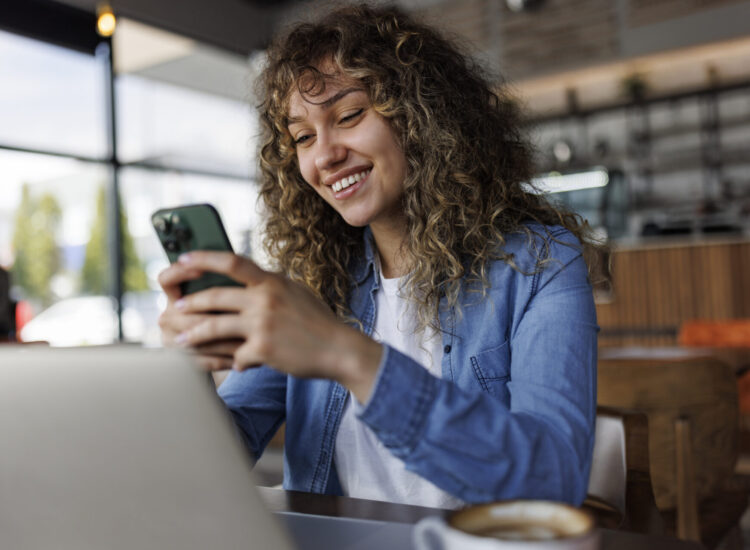 auto-entrepreneuse-café-téléphone