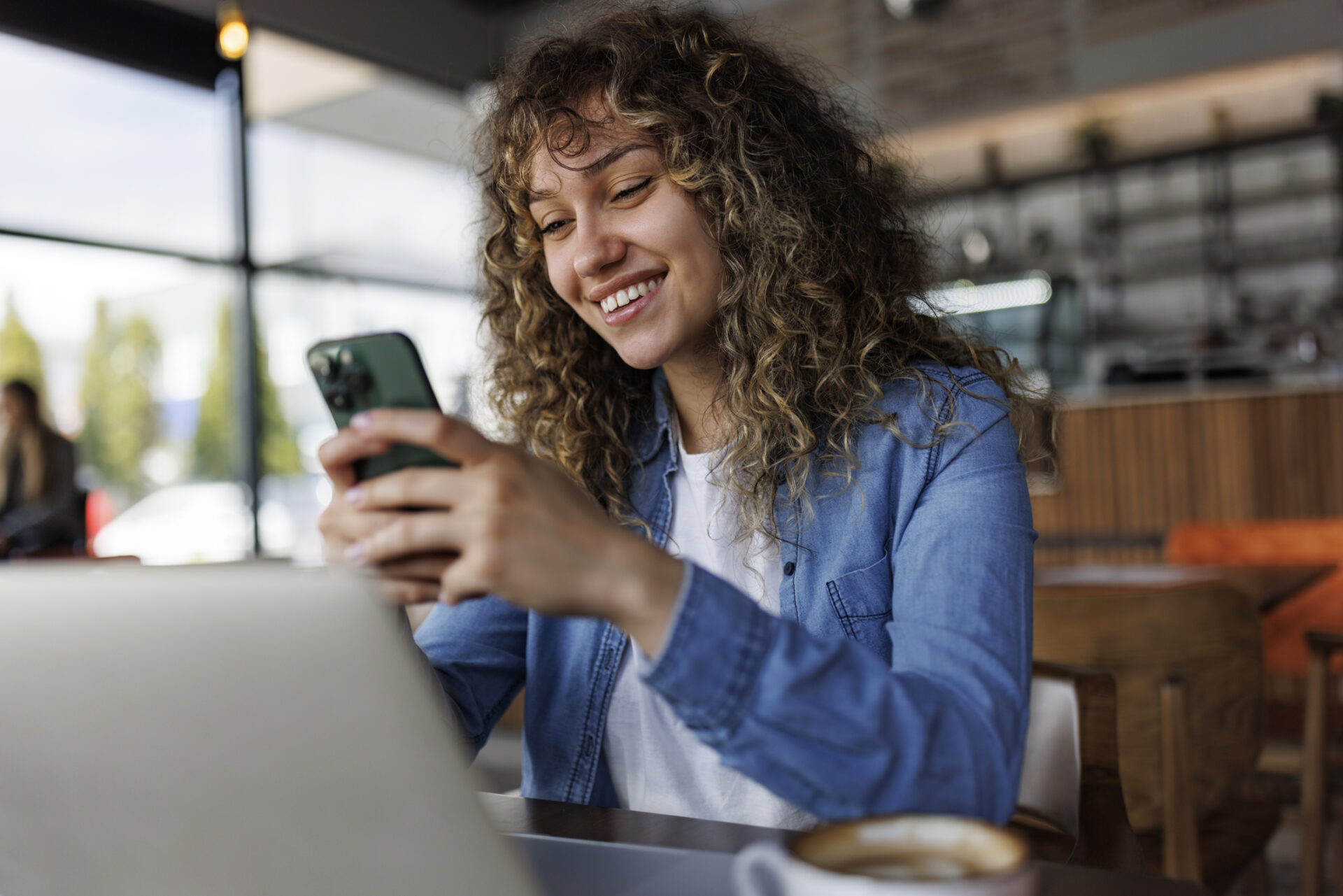 auto-entrepreneuse-café-téléphone