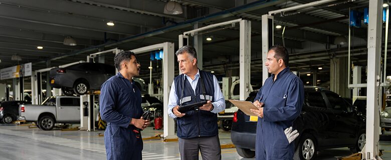 3 hommes dans un garage automobile