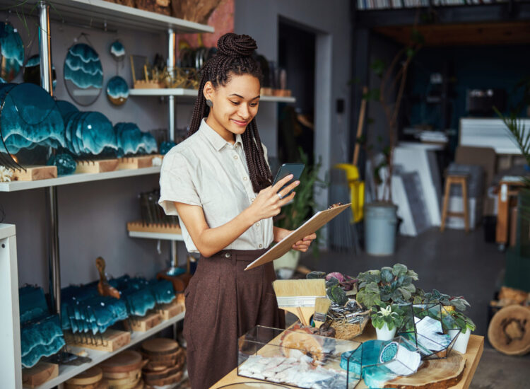 Gérante d'une boutique de décoration sur son téléphone