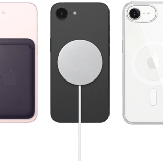 iPhone 17e, face arrière, coloris rose pastel, Porte-cartes en tissage fin avec MagSafe fixé, iPhone 17e, face arrière, coloris noir, Chargeur MagSafe fixé, iPhone 17e, face arrière, coloris blanc, coque transparente avec MagSafe fixée