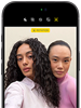 iPhone 18 Pro, noir, face avant, affichant deux modèles qui posent pour la caméra, mettant en avant la caméra avant Center Stage