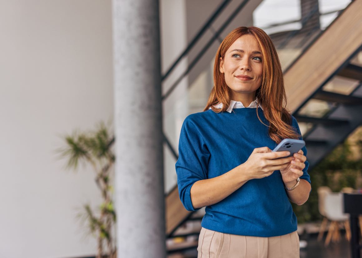 Professionnelle avec un smartphone reconditionné